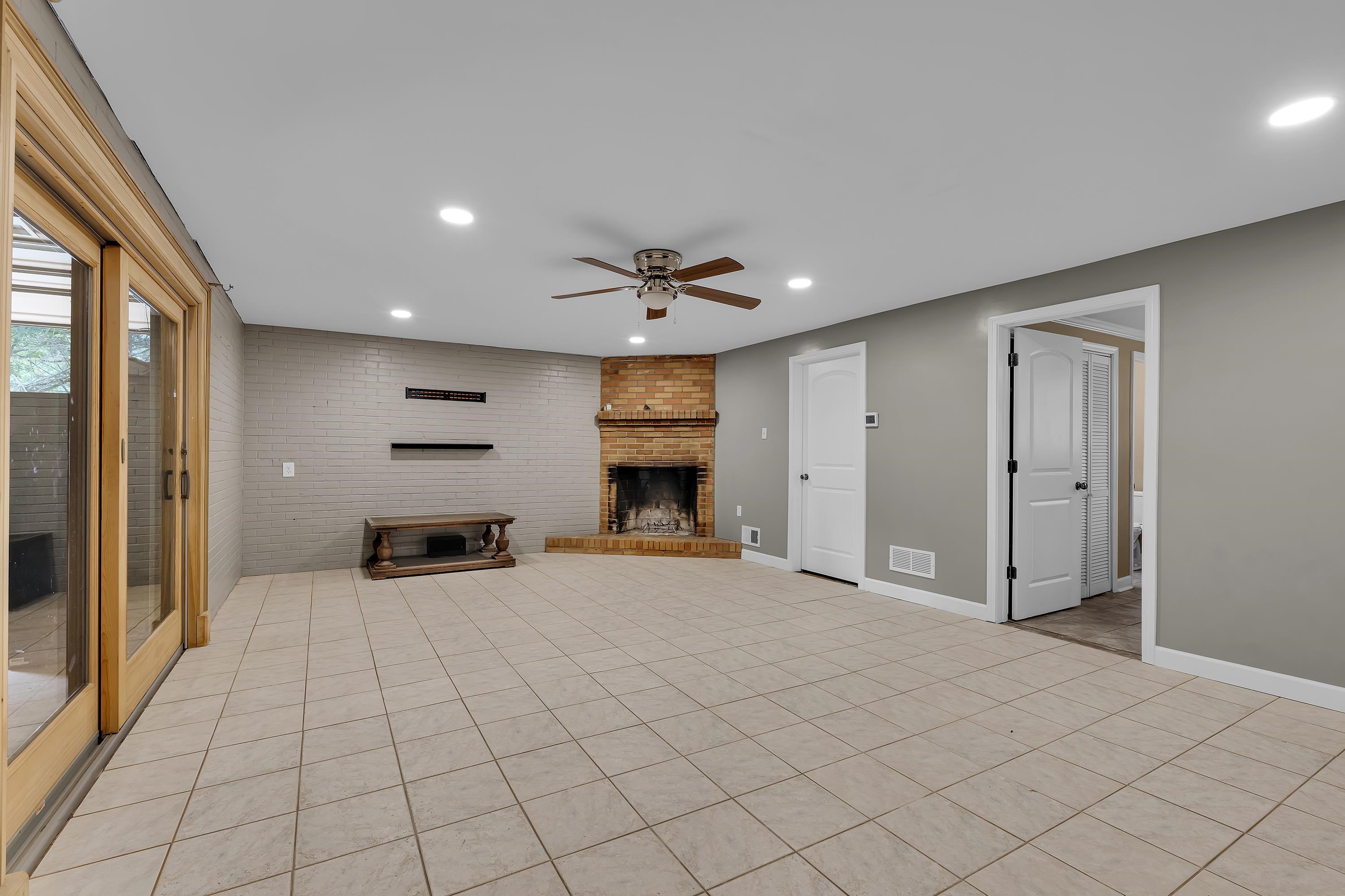 Photo 5 of Single family home for sale at 2209 Edgefield Rd, Spartanburg, SC 29302 | MLS# SPN341258 | Listing updated on 2026-09-03