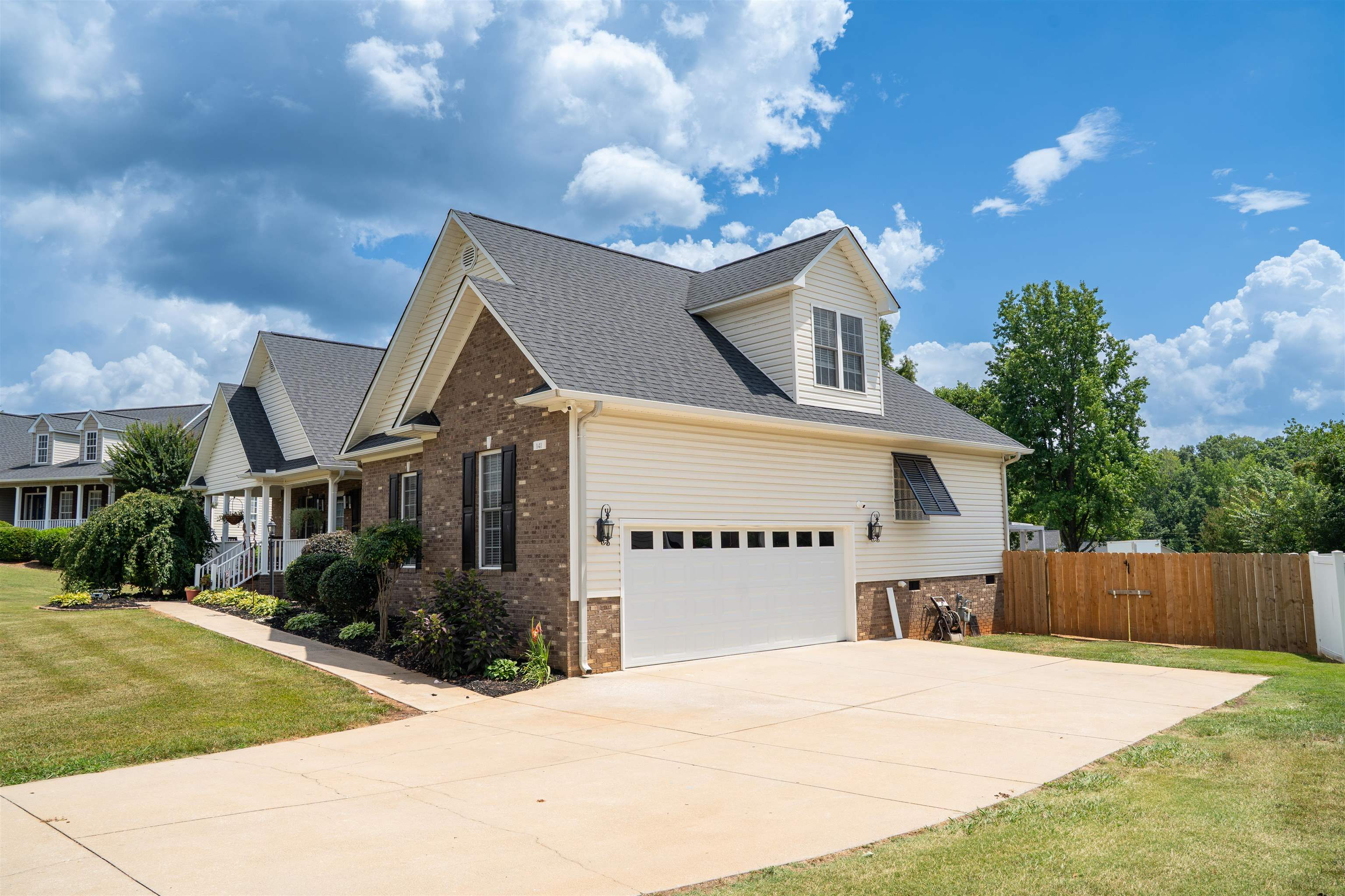 Photo 2 of Single family home for sale at 141 Sugar Hl Ct, Boiling Springs, SC 29316 | MLS# SPN341420 | Listing updated on 2026-09-05